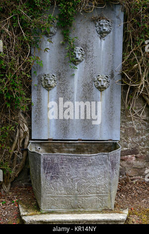 Trogolo di acqua,font,Fontana,Lions Head,lions testine,l'acqua,giardino,feature,wall,giardino murato,giardinaggio, fontana di piombo,RM Floral Foto Stock