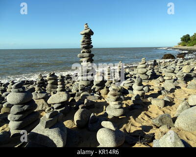 Torri di pietra su una spiaggia ghiaiosa Foto Stock