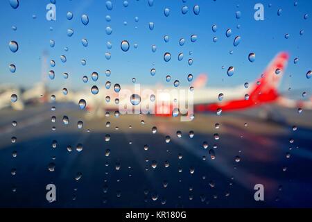 Gocce di acqua su un vetro riflette aeroplano a sfondo Foto Stock