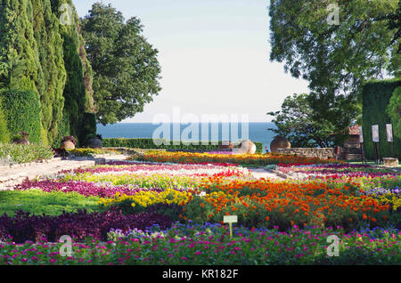 Il giardino botanico in ex residenza estiva della Regina Maria di Romania in Balchik Bulgaria. Una popolare destinazione turistica sul Mar Nero costa Foto Stock