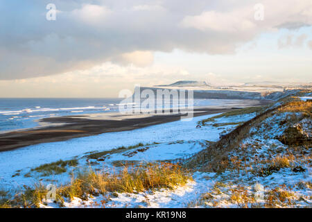 Coperta di neve in spiaggia a Marske dal Sea North Yorkshire Regno Unito, guardando verso Huntcliff Saltburn Foto Stock