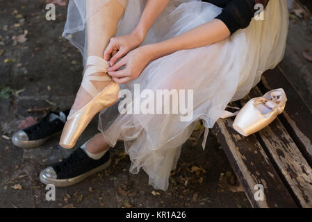 Donna messa sulle sue scarpe da ballo Foto Stock