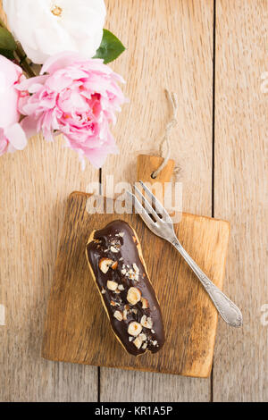 Eclair con glassa al cioccolato Foto Stock