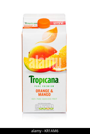 LONDON, Regno Unito - 15 dicembre 2017: Family Pack di fresco Tropicana Orange & Succo di Mango su sfondo bianco. Foto Stock