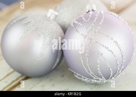 Silberne Dekorierte Weihnachtskugeln mit Fokus im Vordergrund Weihnachten um die festliche Ferienzeit zu feiern Foto Stock