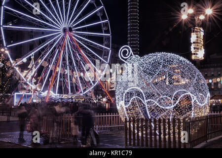 Le decorazioni di Natale e la grande ruota di notte in George Square, Glasgow, Scozia. Foto Stock