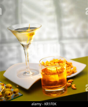 Due bevande con arachidi e olive Foto Stock