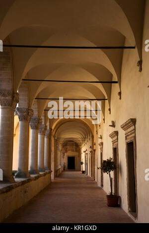 Chiostro della Abbazia di San Michele Arcangelo, Montescaglioso, Basilicata, Italia Foto Stock