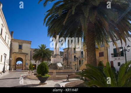 La bellissima piazza principale, Piazza del Popolo, Montescaglioso, Basilicata, Italia Foto Stock
