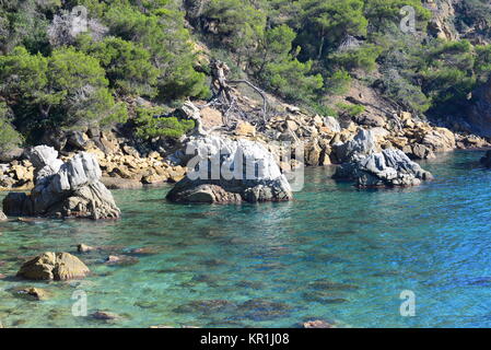 PIETRE AL MARE, MEDITERRANEO, GRANDE, GRANDE, PICCOLA, ROTONDA, CHIARA, SCURA Foto Stock