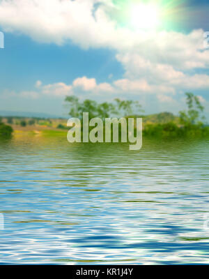 Acqua di superficie ripple e riflessione di soft Cielo e nubi lo sfondo Foto Stock