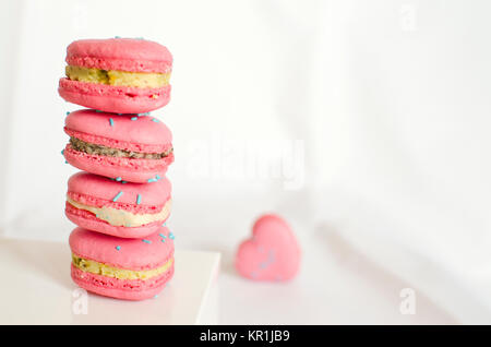 A forma di cuore Macarons francese su sfondo bianco Foto Stock