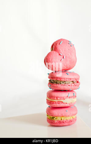 A forma di cuore Macarons francese su sfondo bianco Foto Stock