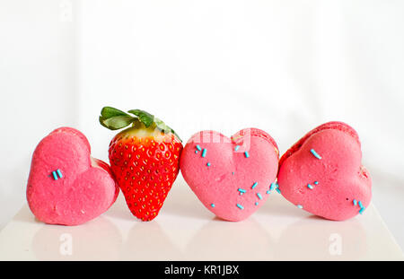 A forma di cuore Macarons francese su sfondo bianco Foto Stock