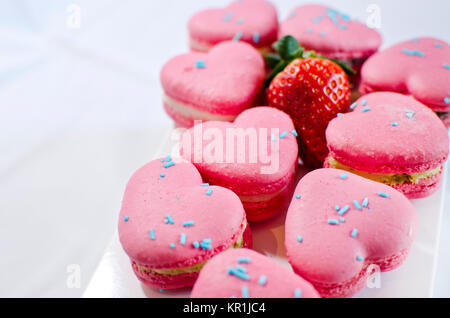 A forma di cuore Macarons francese su sfondo bianco Foto Stock