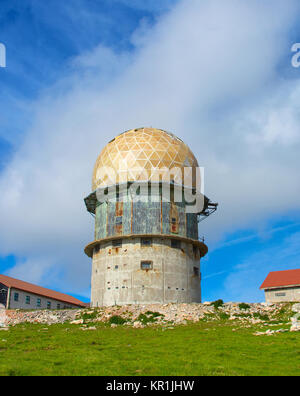 Vecchia stazione radar vicino al punto più alto della Serra da Estrela montagne. Famosa meta turistica. Portogallo Foto Stock