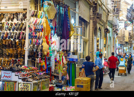 TEHRAN, IRAN - 22 Maggio 2107: Persone a Teheran il Grand Bazaar. Il Grand Bazaar è un vecchio mercato storico di Teheran. Foto Stock