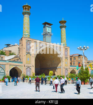 TEHRAN, IRAN - 22 Maggio 2017: la gente camminare alla Moschea Shah, noto anche come l'Imam Khomeini moschea è una moschea del Grand Bazaar a Tehran, Iran Foto Stock