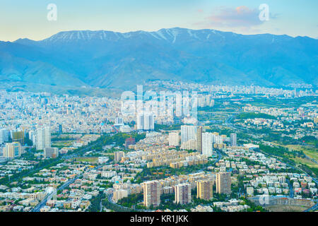 Lo skyline di antenna di Tehran al tramonto. Iran Foto Stock