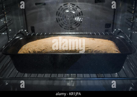Il pane fatto in casa nel vassoio di cottura in forno caldo. Foto Stock