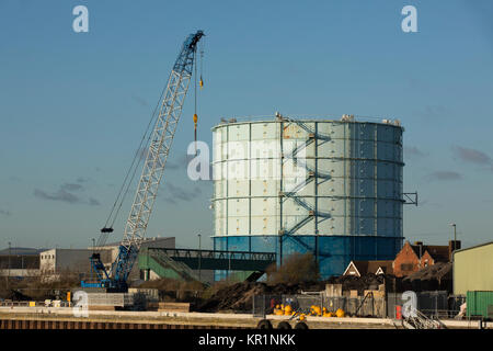 Grande serbatoio di un punto di riferimento locale in Littlehampton nel West Sussex. Grande gru in primo piano. Blot sul paesaggio o il patrimonio industriale. Foto Stock