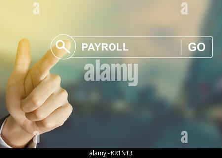 Mano di business facendo clic sul pulsante delle retribuzioni sulla barra degli strumenti di ricerca Foto Stock