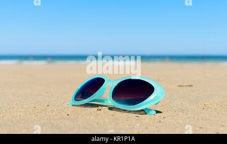 Occhiali da sole sulla spiaggia di sabbia Foto Stock