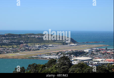 Vista dal Monte Victoria Lookout, Wellington, Isola del nord, Nuova Zelanda guardando verso il basso e verso l'aeroporto con una preparazione di piani per il decollo. Foto Stock