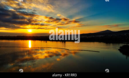 Sunrise oltre la zona umida del lago di Kerkini una giornata invernale nella Grecia settentrionale. effetto atmosferica Foto Stock