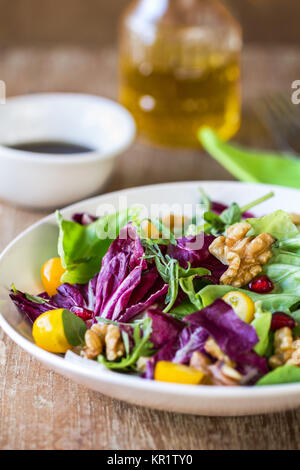 Il Radicchio con noci e insalata di melograno Foto Stock