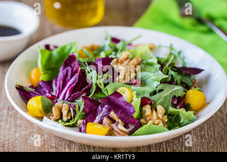 Il Radicchio con noci e insalata di melograno Foto Stock