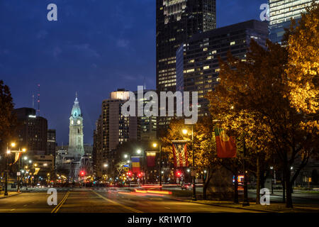 Benjamin Franklin Parkway e dello skyline di Philadelphia che conduce alla city hall di cadere durante la notte, Philadelphia, Pennsylvania, STATI UNITI D'AMERICA Foto Stock