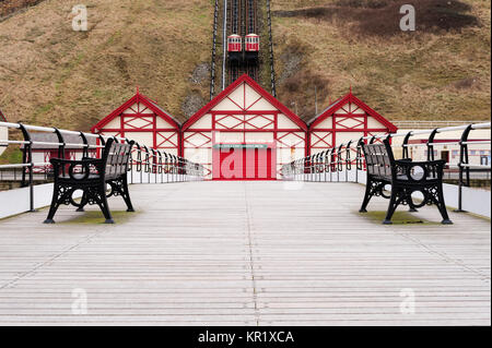 Saltburn Pier e tram, ferrovia funicolare o cliff lift è basata su un equilibrio idrico sistema. Foto Stock