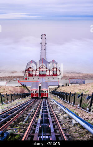 Saltburn Pier e tram, ferrovia funicolare o cliff lift è basata su un equilibrio idrico sistema. Foto Stock