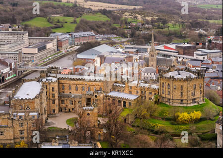 Il castello di Durham e parte di Durham city dalla torre della Cattedrale di Durham. Foto Stock