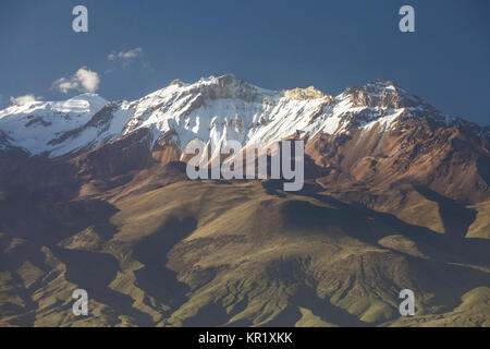 Vista dettagliata del vulcano Vulcano Chachani vicino alla città di Arequipa in Perù Foto Stock