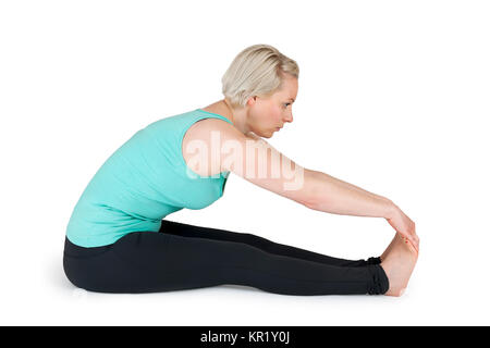 Ganzkörper-Ansicht einer jungen blondn Frau bei Yoga-Übungen vor weißen Hintergrund mit leichtem Schatten Foto Stock