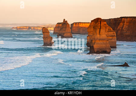 Sunrise over Twelves apostoli nella Great Ocean Road, Victoria, Australia. I dodici apostoli è una raccolta di pile di calcare off shore del P Foto Stock