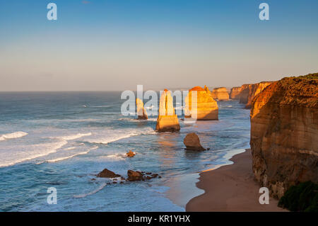 Sunrise over Twelves apostoli nella Great Ocean Road, Victoria, Australia. I dodici apostoli è una raccolta di pile di calcare off shore del P Foto Stock