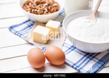 La cottura e il concetto di cucina a vista, varietà di ingredienti e utensili Foto Stock