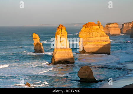 Sunrise over Twelves apostoli nella Great Ocean Road, Victoria, Australia. I dodici apostoli è una raccolta di pile di calcare off shore del P Foto Stock