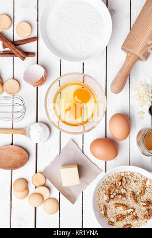 La cottura e il concetto di cucina a vista, varietà di ingredienti e utensili Foto Stock