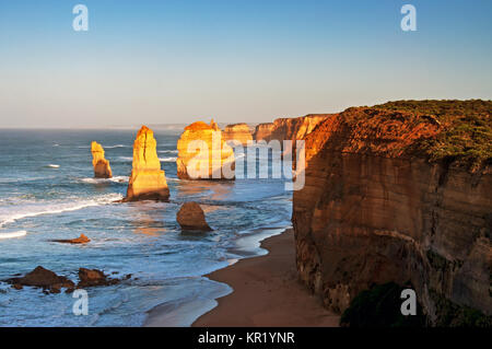 Sunrise over Twelves apostoli nella Great Ocean Road, Victoria, Australia. I dodici apostoli è una raccolta di pile di calcare off shore del P Foto Stock