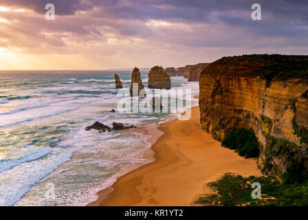 Sunset over Twelves apostoli nella Great Ocean Road, Victoria, Australia. I dodici apostoli è una raccolta di pile di calcare off shore del Po Foto Stock