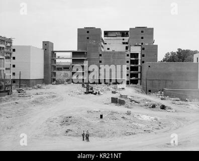 Il CDC Clifton Road Roybal Campus, Atlanta, GA, 1959. mentre in costruzione nel 1959. Il CDC ha trasferito la sua posizione per Clifton Road dopo la costruzione è stata completata nel 1960. Nel 1947, Emory University ha donato la terra su Clifton Road per la nuova sede di CDC, ma la costruzione non è iniziata per più di un decennio. Immagine cortesia CDC. Foto Stock