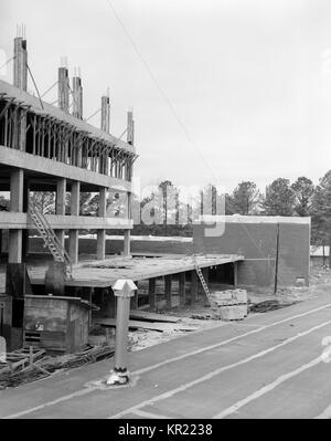 La CDC, Clifton Road Atlanta, GA, 1959. campus in costruzione nel 1959. Il CDC ha trasferito la sua posizione per Clifton Road dopo la costruzione è stata completata nel 1960. Nel 1947, Emory University ha donato la terra su Clifton Road per la nuova sede di CDC, ma la costruzione non è iniziata per più di un decennio. Immagine cortesia CDC. Foto Stock