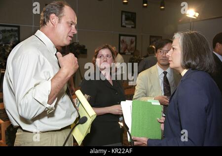 Ex direttore del CDC (2002 - 2008), Julie Gerberding MD, MPH parla con i giornalisti durante il mese di agosto il bioterrorismo Preparazione Press Briefing, 2002. I centri per il controllo e la prevenzione delle malattie bioterrorismo Preparazione Press Briefing, Agosto 27, 2002. Immagine cortesia CDC. Foto Stock