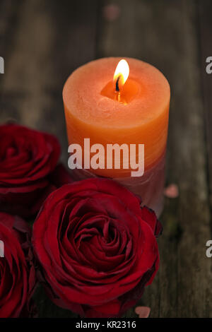 Il giorno di San Valentino sfondo rosa rossa con romantico ambiente a lume di candela Foto Stock