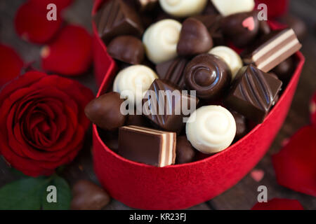 Praline di cioccolato in confezione regalo in legno per la Festa della mamma sfondo Foto Stock