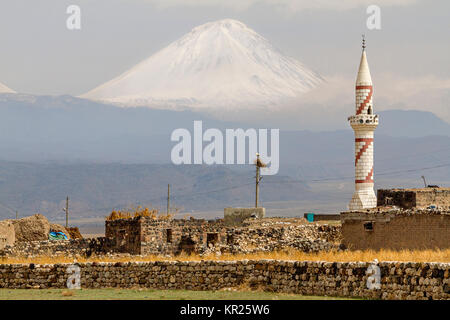 Villaggio in scena la Turchia orientale con una delle cime del Monte Ararat in background. Foto Stock